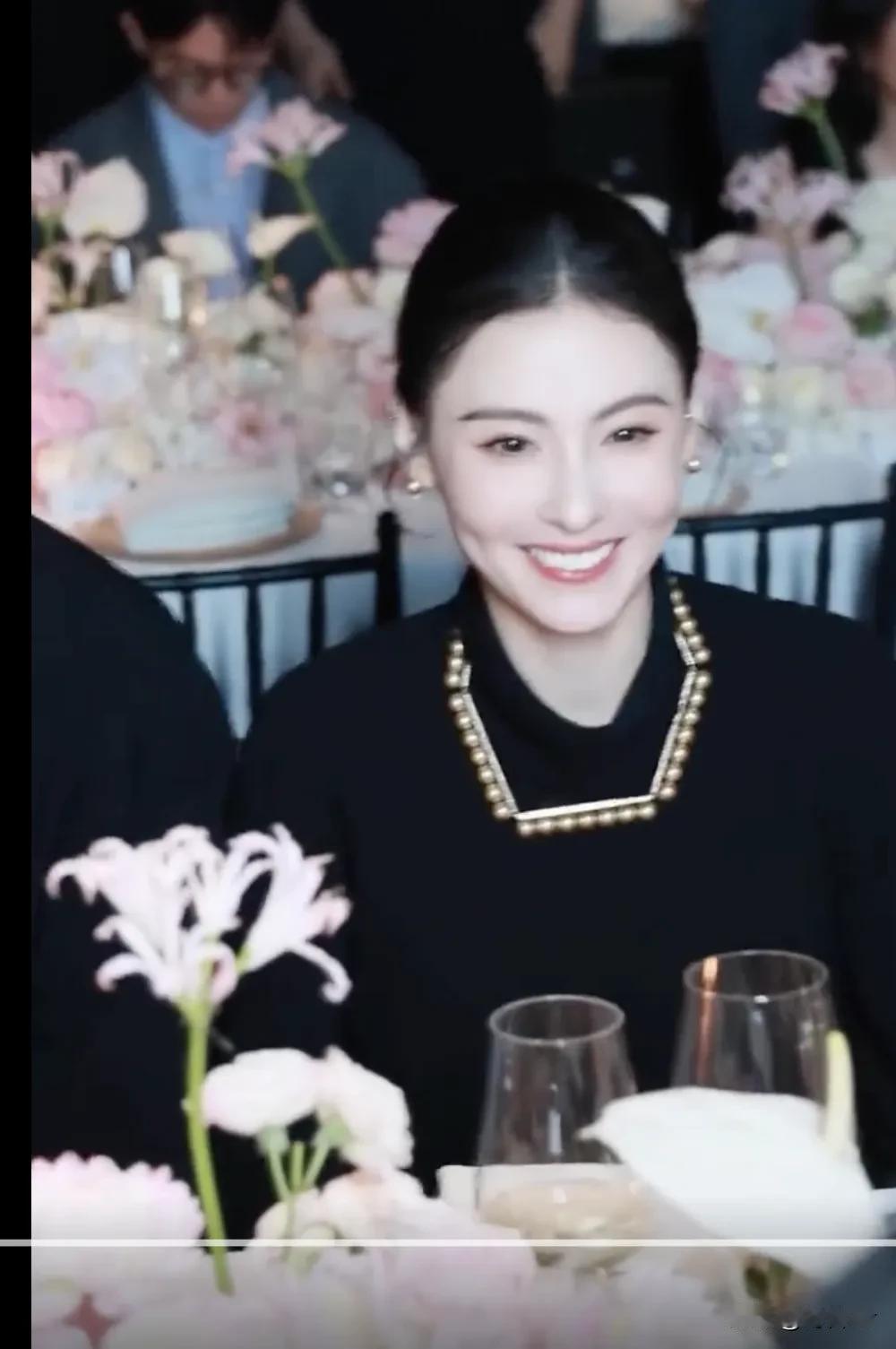 45岁张柏芝拍广告：唇红齿白，气色太好，生3个小孩身材始终如一​​张柏芝