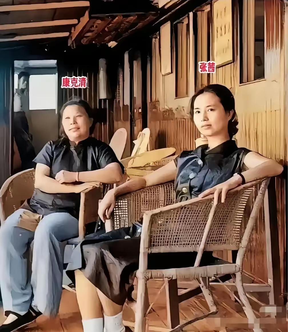 这张珍贵照片拍摄于1959年，康克清大姐与陈毅夫人张茜在武汉的江船海面上休息时，