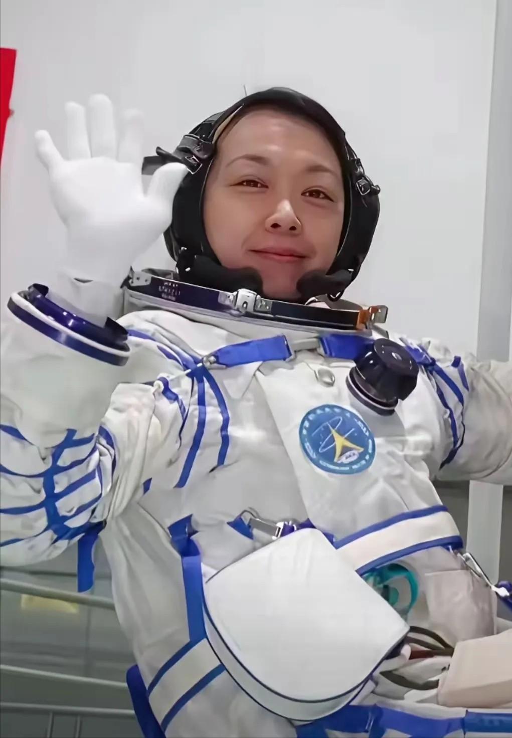 入驻“天宫”不足10天，香港首位航天员黎家盈便迎来了特殊的新使命。香港特区政府已
