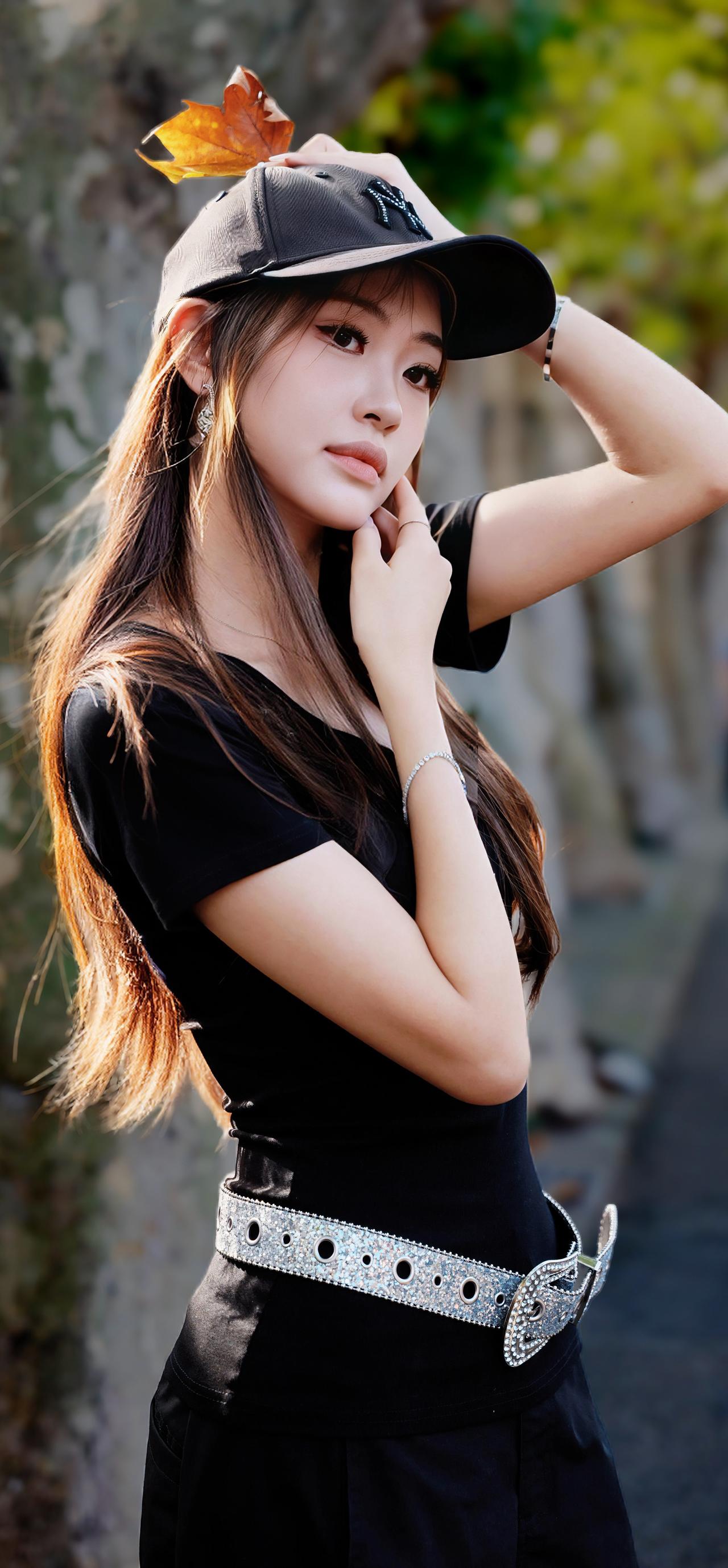 上午阳光☀️，梧桐树🍁下。秋日随拍美女