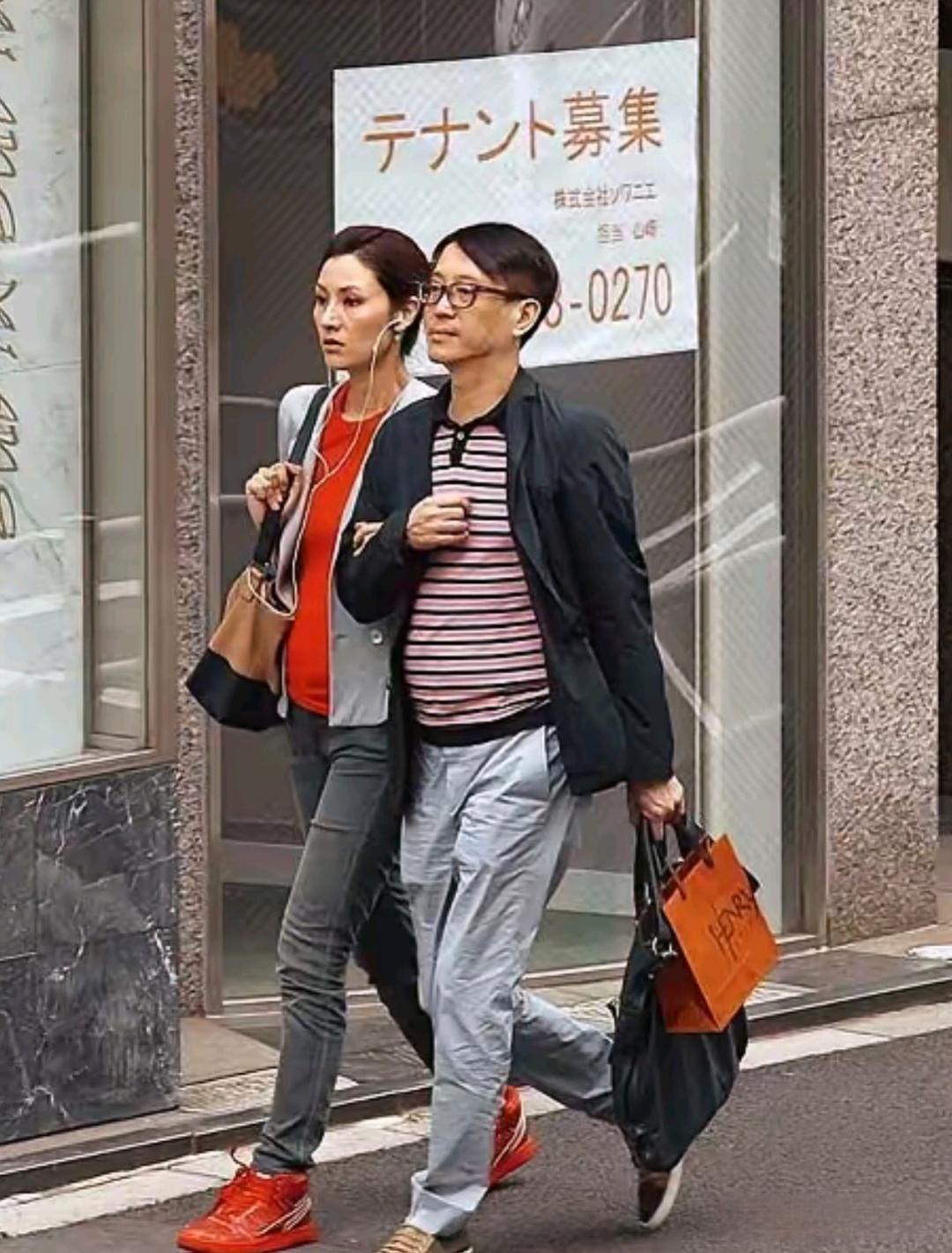 多年以前，有网友在日本偶遇许晋亨和李嘉欣的一张合影。那时，看着许晋亨还没有奔