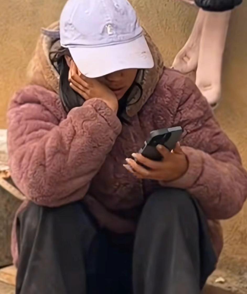 封的好！做美甲、用苹果手机、满屋的腊肠腊肉，怎么看凉山阿吉一家不是贫困户，却频频