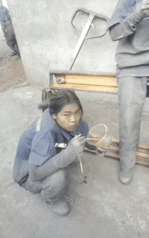 她们干着最脏的活，也是想把最美的形象示人，不愿意把蓬头垢面的镜头留下。