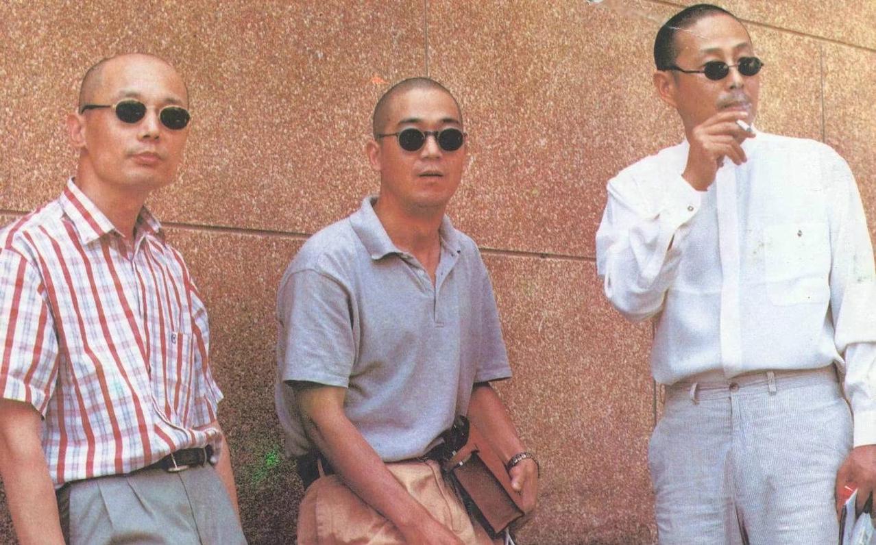 九十年代，北京老城墙下。陈道明、张国立、葛优并肩而立。彼时影视浪潮初起，三