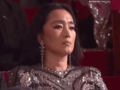 [啤酒]第五十五届金马奖颁奖典礼上，李安问："巩俐，你不上来和我颁吗？"，巩俐绷