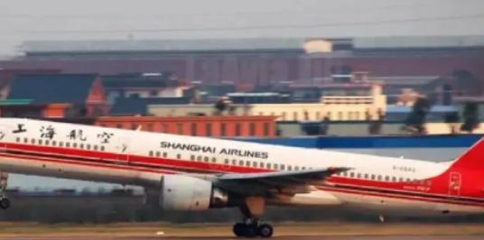 2000年，一中学生乘机去上海，坐在窗边的他，却发现机翼有个小豁口！更要命的是，