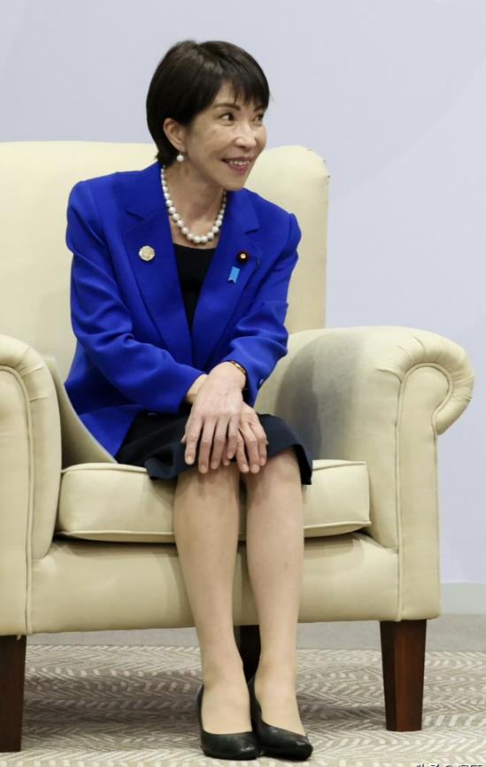 你们说高市都已经64岁了，为什么总是做一些抛媚眼的表情，眼睛都能拉丝。过去，我发