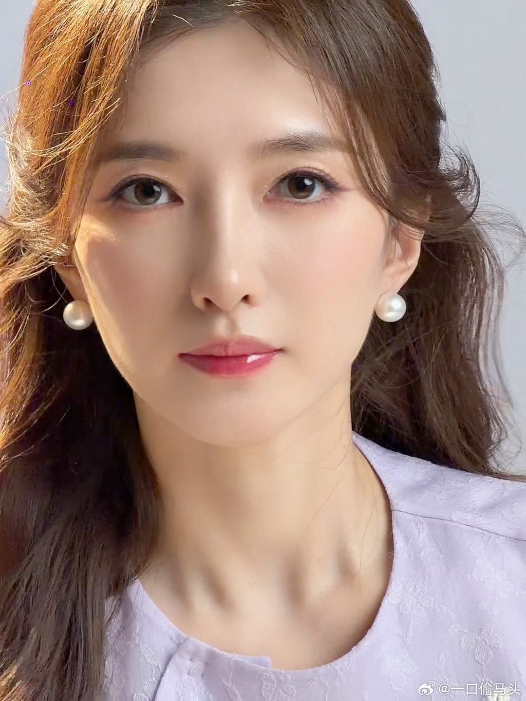 江疏影怼脸美哭我了被江疏影这组怼脸照惊艳到！原相机直出都这么能打，五官精致到挑不