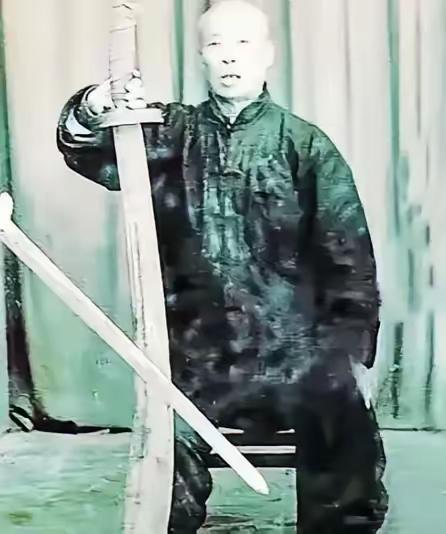 1944年7月，日军抓获一个79岁的老头和34名妇女。日军让他看守妇女，他点头答