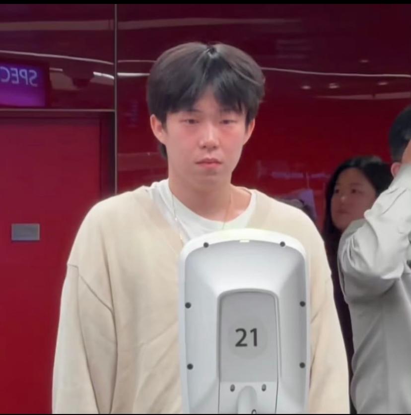 王楚钦返程，面对机器几次尝试，露出了尴尬的笑容，还是无法通过，没想到脸红了，