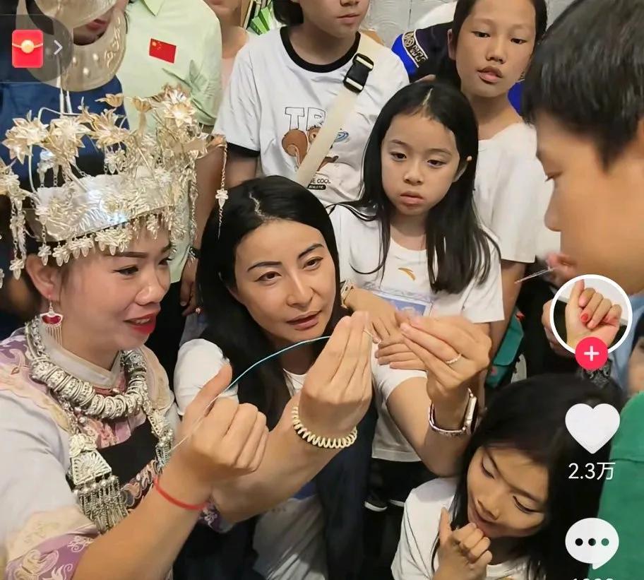 郭晶晶带孩子去三都学马尾绣的时候，暴露出一点，让人不得不怀疑…郭晶晶搓线的
