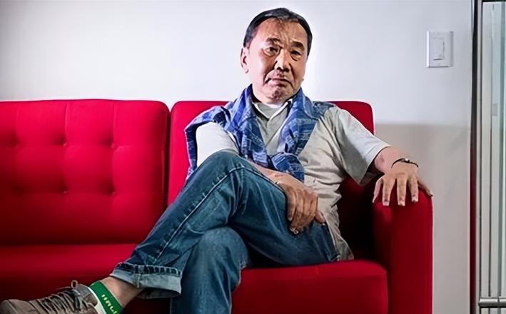 1994年,日本作家村上春树来中国访问。工作人员递过菜单时，他突然摆手拒绝，