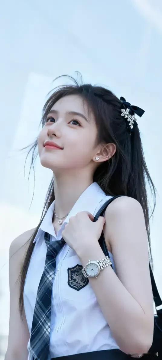 白衬衫配格纹领带，发间蝶饰随微风轻晃。抬眼望向晴空时，把青春的鲜活与清甜，都揉进