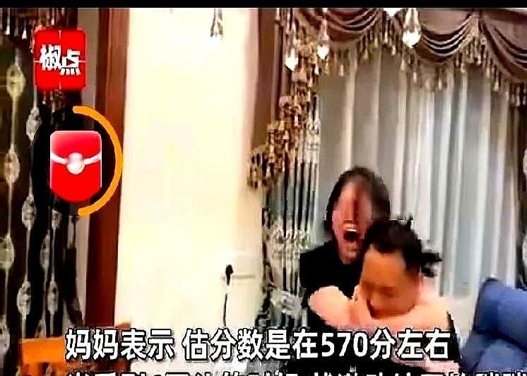看到这一幕我哭了，爸爸陪着女儿在电脑前查分，女孩估计自己能考570左右，但结果跳