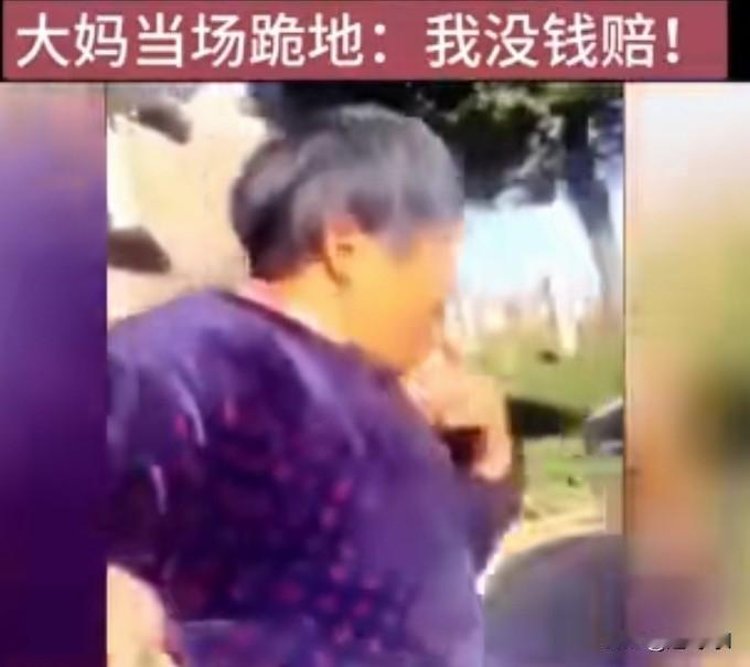 这个大妈真是的看见人家车好就眼红，一男子开着奔驰在等朋友过来，大妈拿钥匙顺着