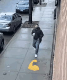 监控下惊险的一幕！一男子手拿咖啡走在路上。突然头顶上方有孩子的哭声传来，男子抬头