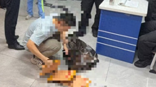 暴雨中40万现金散落街头！环卫工一个选择让巨款一小时“完璧归赵”