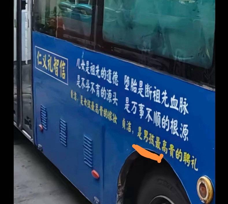 让人心寒，我国媒体千万不要成为社会对立的主要推动者。明明完整的照片是有男孩和