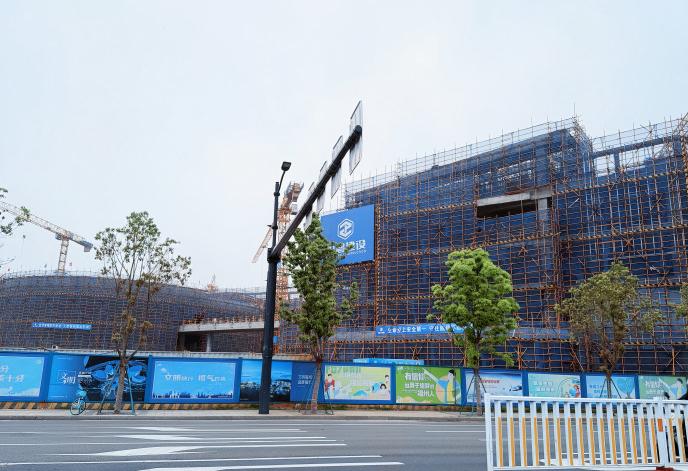 SM城市广场幕墙施工中，外立面即将亮相。