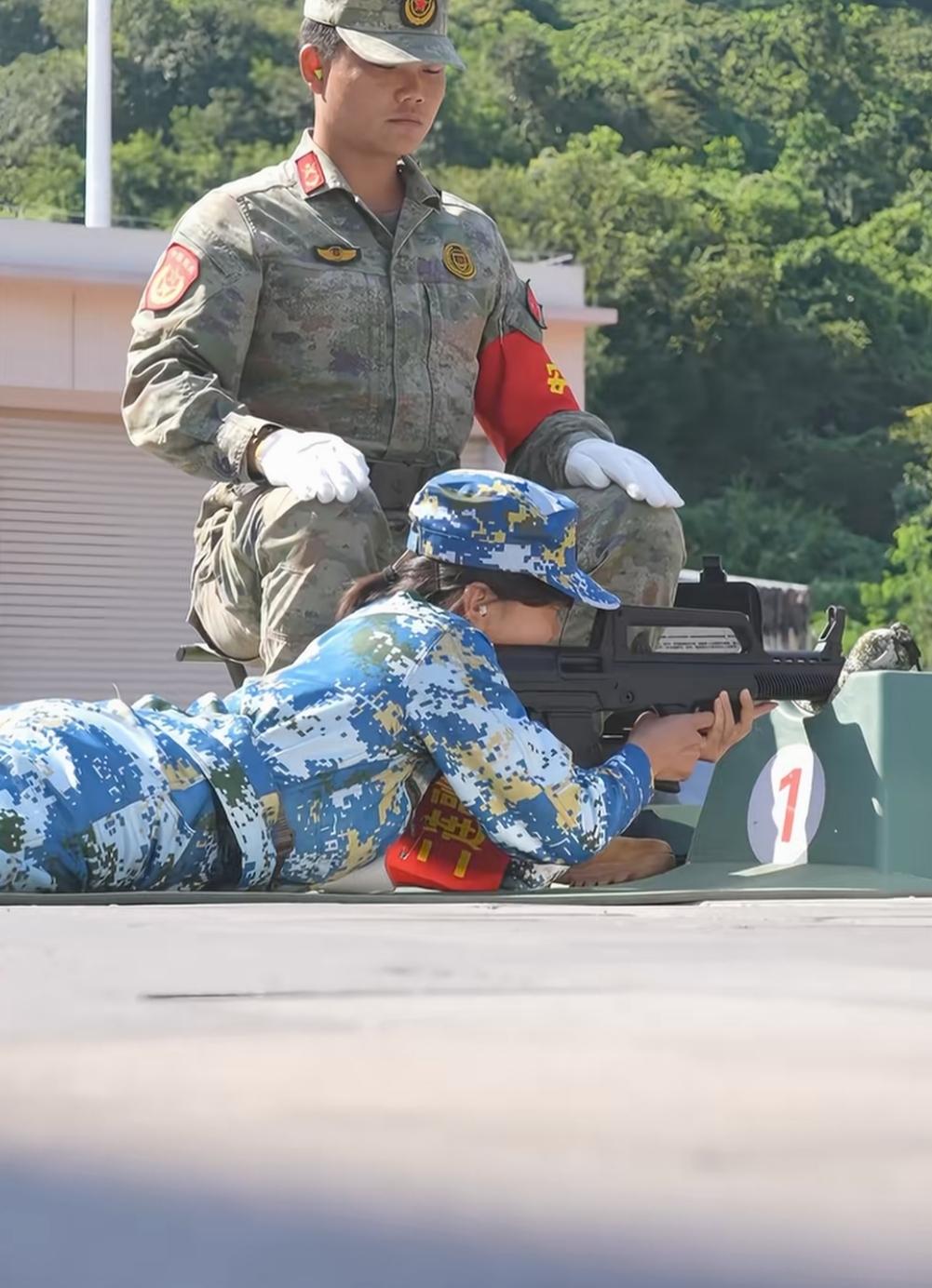 看了厦门一所学校组织学生实弹射击的活动视频，第一次看到有学生准备了耳塞。实弹