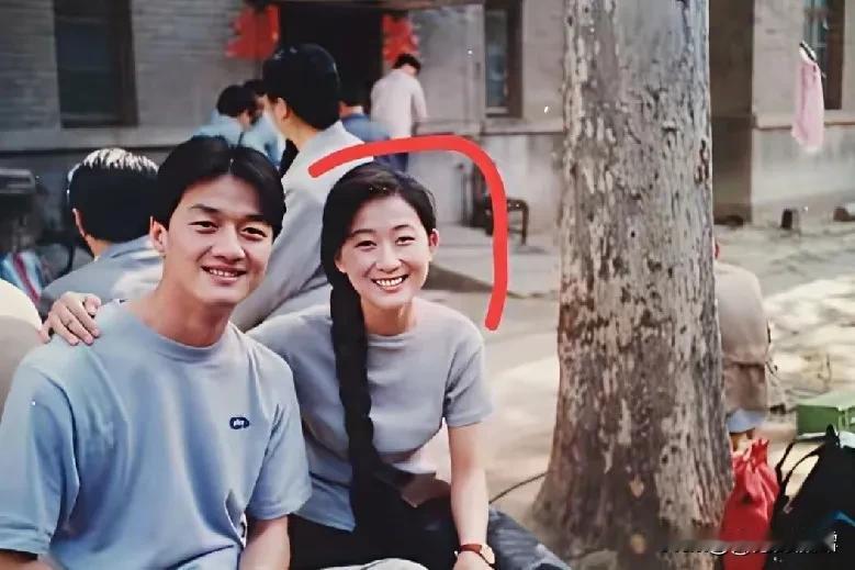 老照片:照片里的小伙子是谁呀？原来是李亚鹏，年轻时候的李亚鹏很帅气，只可叹，