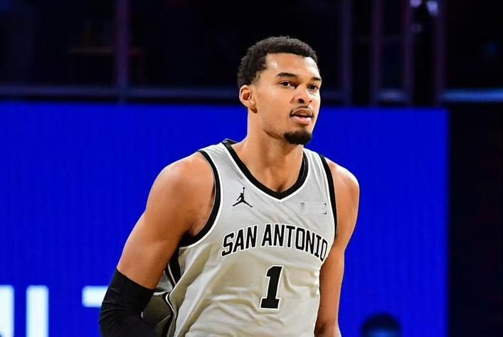 有一说一，今日亚历山大和文班亚马根本不在一个级别！！文班亚马：本场出战21分