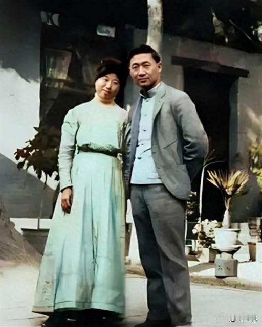 孔祥熙的原配夫人叫韩玉梅，是个孤儿。长的聪颖秀气，大方文静，虽不是名门闺秀，却有