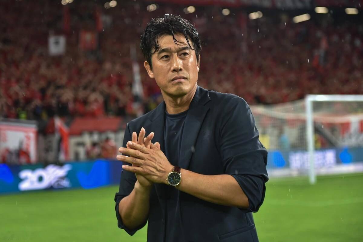 徐徐清风，花开月正圆！最近韩国媒体爆出徐正源团队正在跟一家中超球队接触，这家球