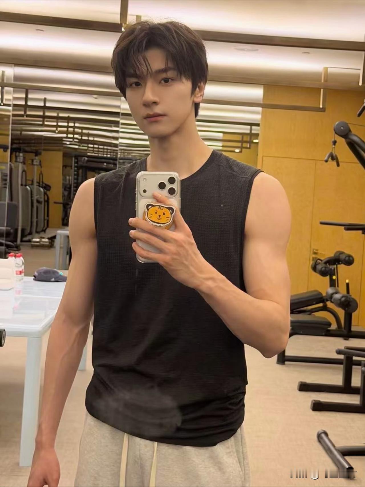 无意中刷到的，这个男生是谁。是不是大多数女生都会喜欢这样又白又帅还有点肌肉💪?