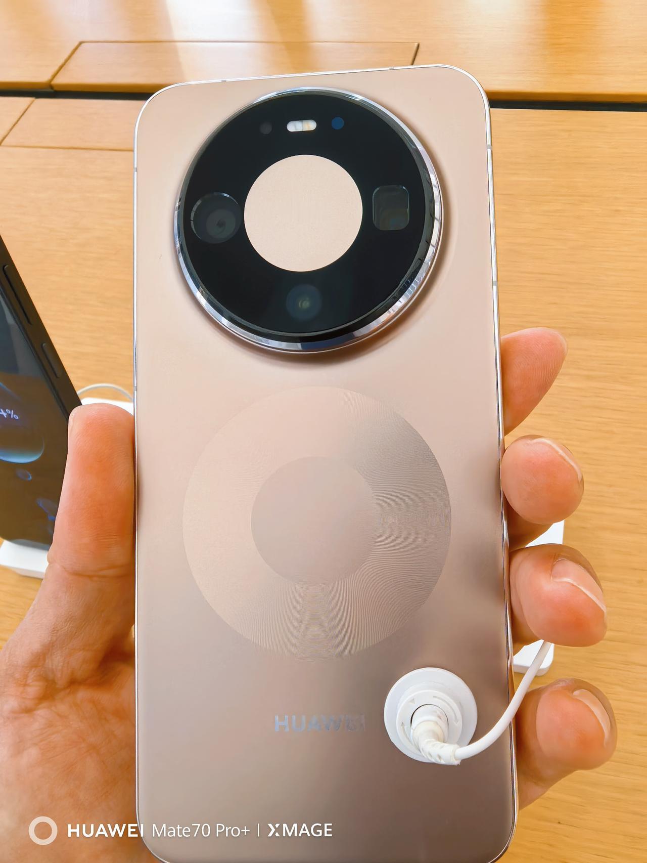 《华为手机重回中国市场第一，超越苹果。》原因就是mate80的发布，其实单靠