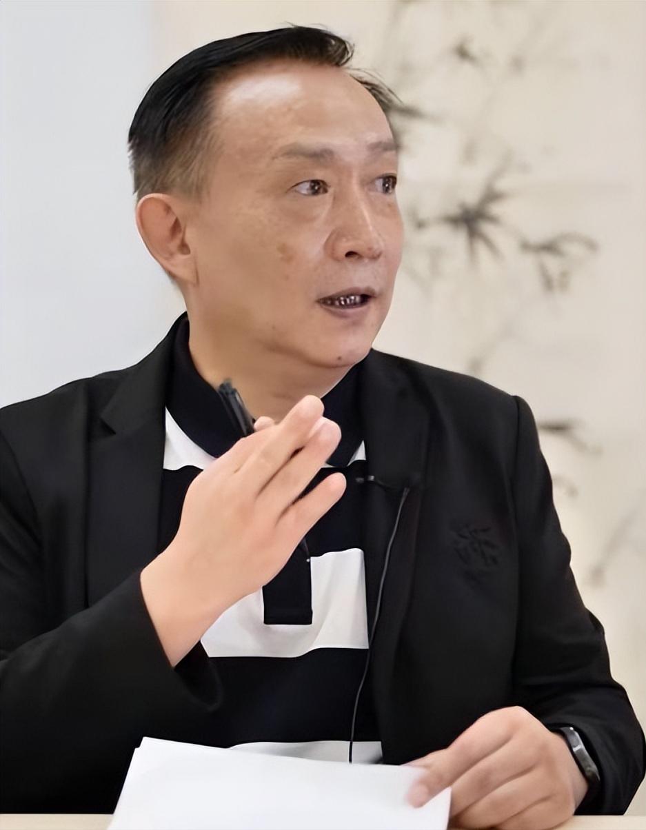 有人想把我们喝的水、用的电、上的网，打包卖给资本。还生怕我们看懂，特地用英文写