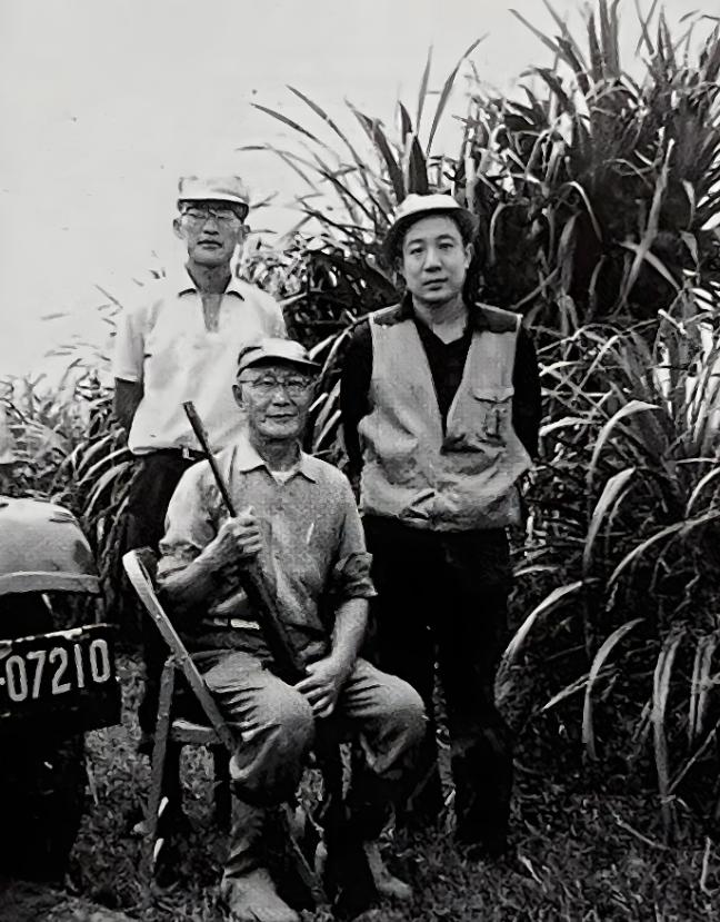 能认出中间那个人吗？各位历史优等生，此人大有来头！如果能认出来说明你已经走在精通