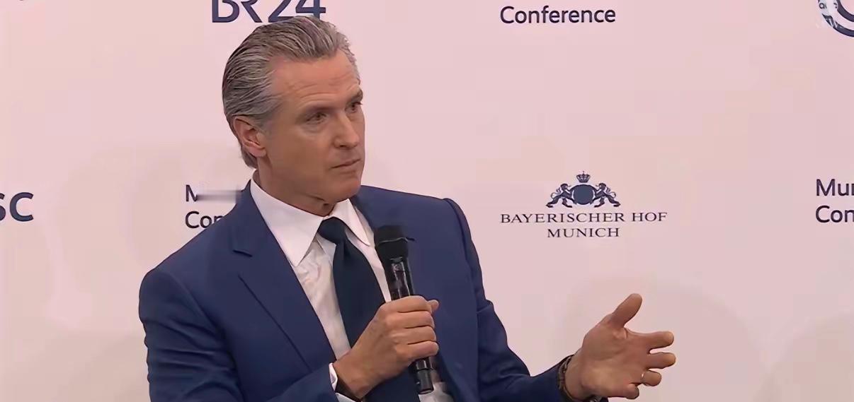 加州州长纽森在慕尼黑安全会议上谈特朗普：“很遗憾，我这辈子从没想过自己会说出这样