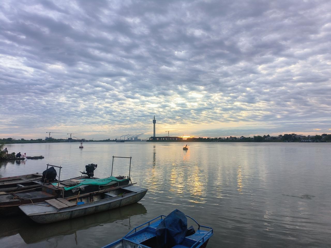 田家庵淮河傍晚时分的景色，很美！每天根据天气变化，景色各异，看不够。