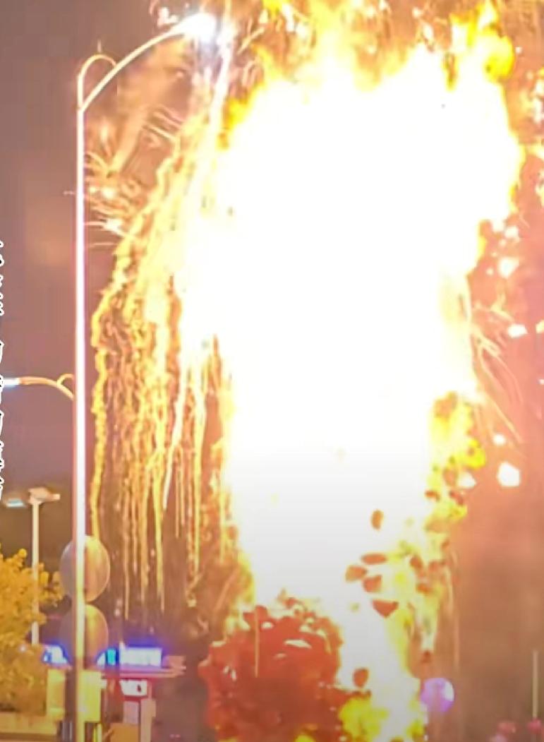 不作死就不会死！广东深圳，跨年夜一位商家在路边卖气球，没想到，这时一名男子走过来