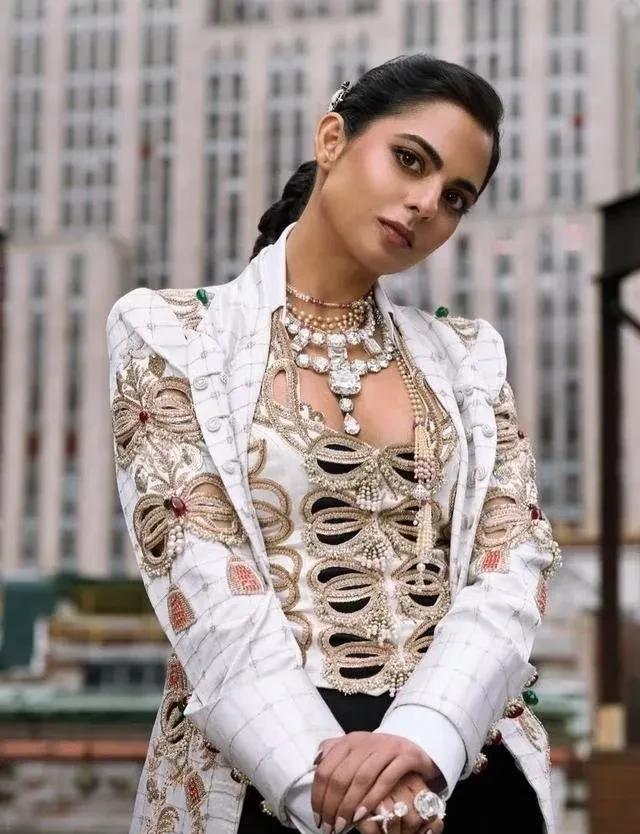 印度首富夫人真是豪横，《瞒天过海美人计》里面的项链吗？还真不是！首富女儿戴的这条