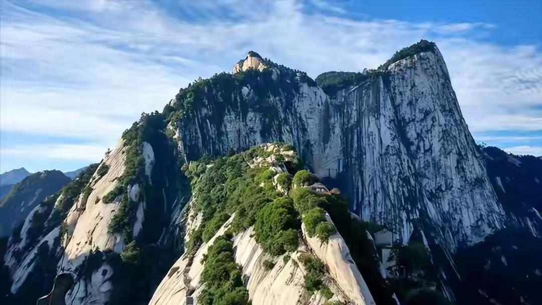 一个人在2000米高的地方解开安全绳，然后跳了。他不是失足。监控看得清清楚楚