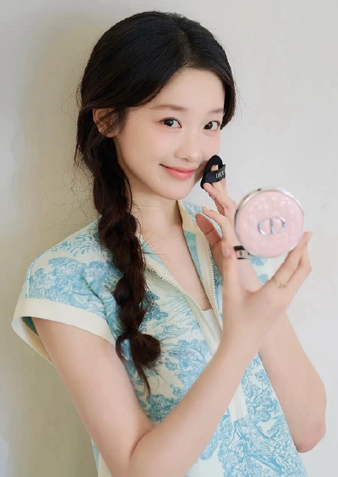 这风格也太像刘浩存了兆森娱乐新签的新人，感觉妆容打扮都在往存子那儿靠……