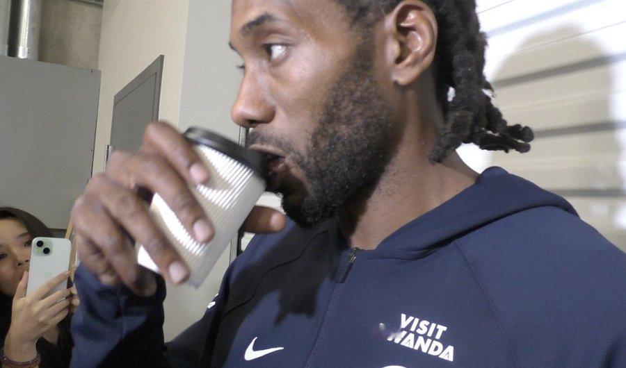 詹姆斯成了笑柄，成了球员们调侃的对象，甚至带有嘲讽。10月10日NBA季前赛，快