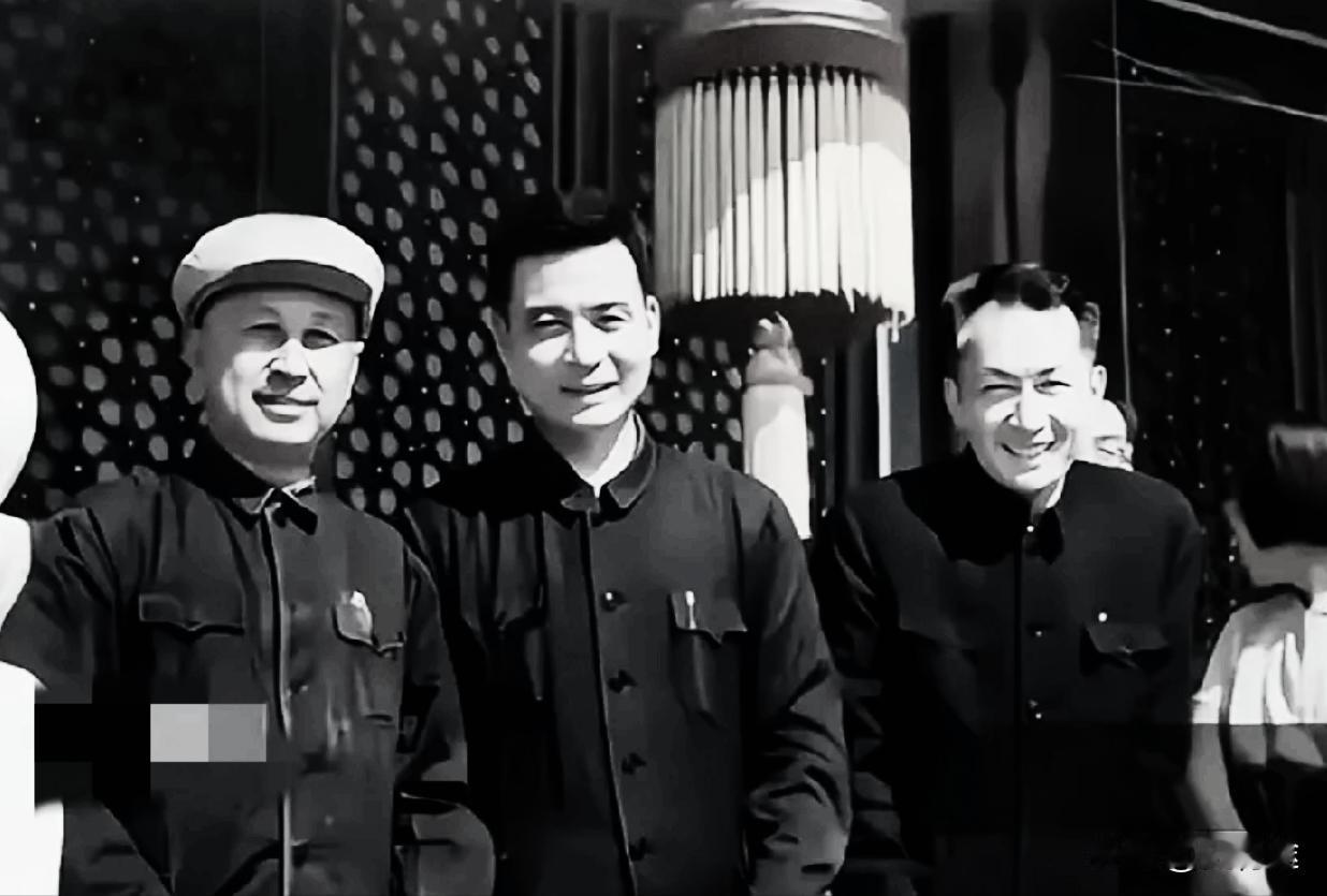 1966年10月1日，受周总理邀请，钱学森、邓稼先、朱光亚三位科学巨匠登上天安门