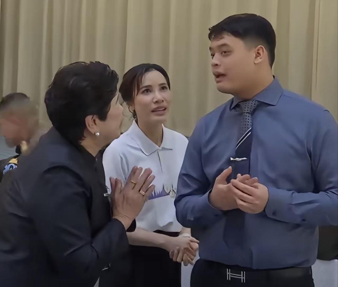 诗妮娜贵妃和提帮功王子的关系亲密如母子：无论出席公务还是日常生活，诗妮娜都会陪伴