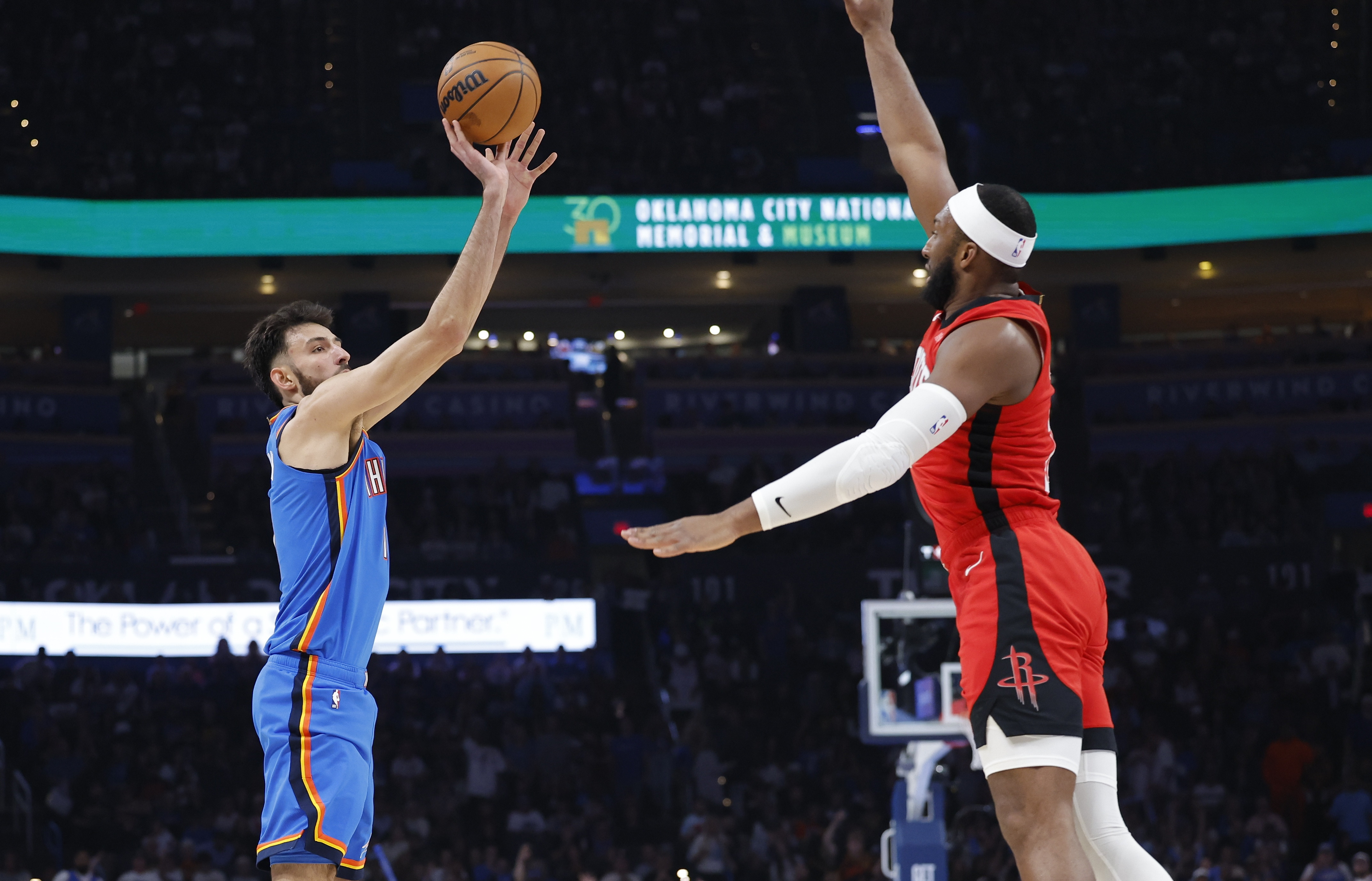 奥科吉这位火箭队的首发，其实他的表现让人特别意外。赛季还没开始的时候，有专家就表