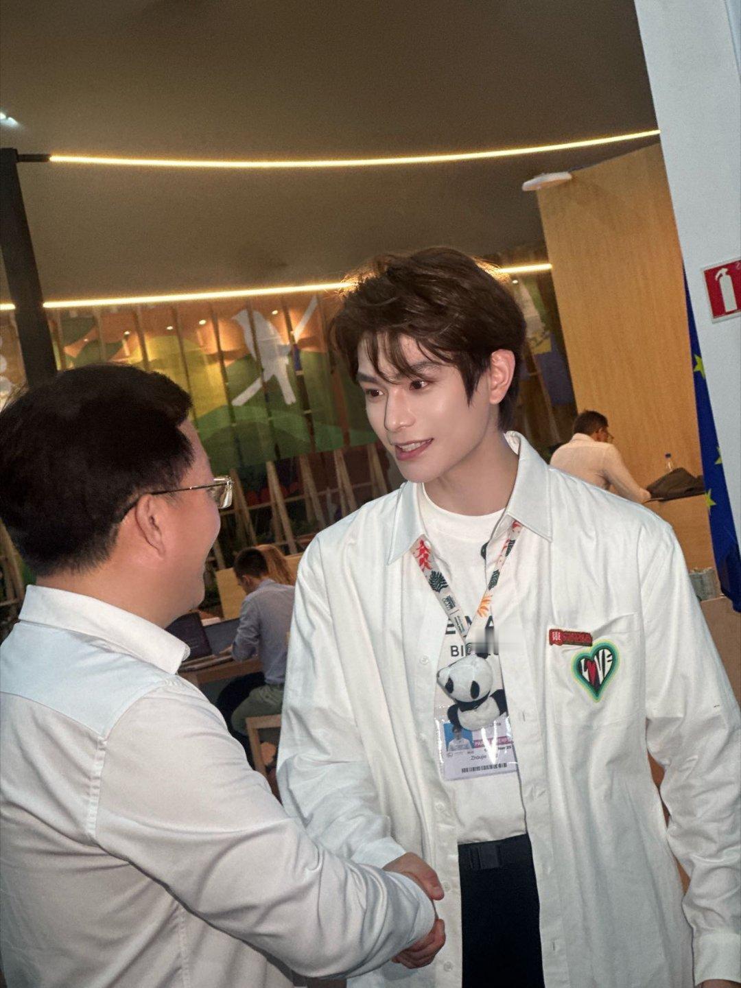 丁禹兮在COP30的认真模样太戳人了，这专注又靠谱的样子也太让人心动了吧！