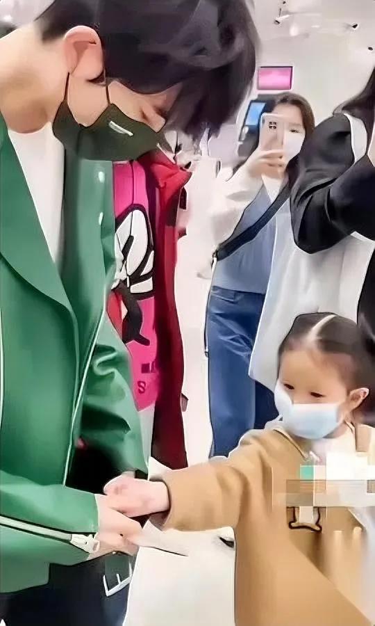 你见过“小孩缘开关”吗？有的人大老远就被小孩躲着，有的刚见面就被小手拽住