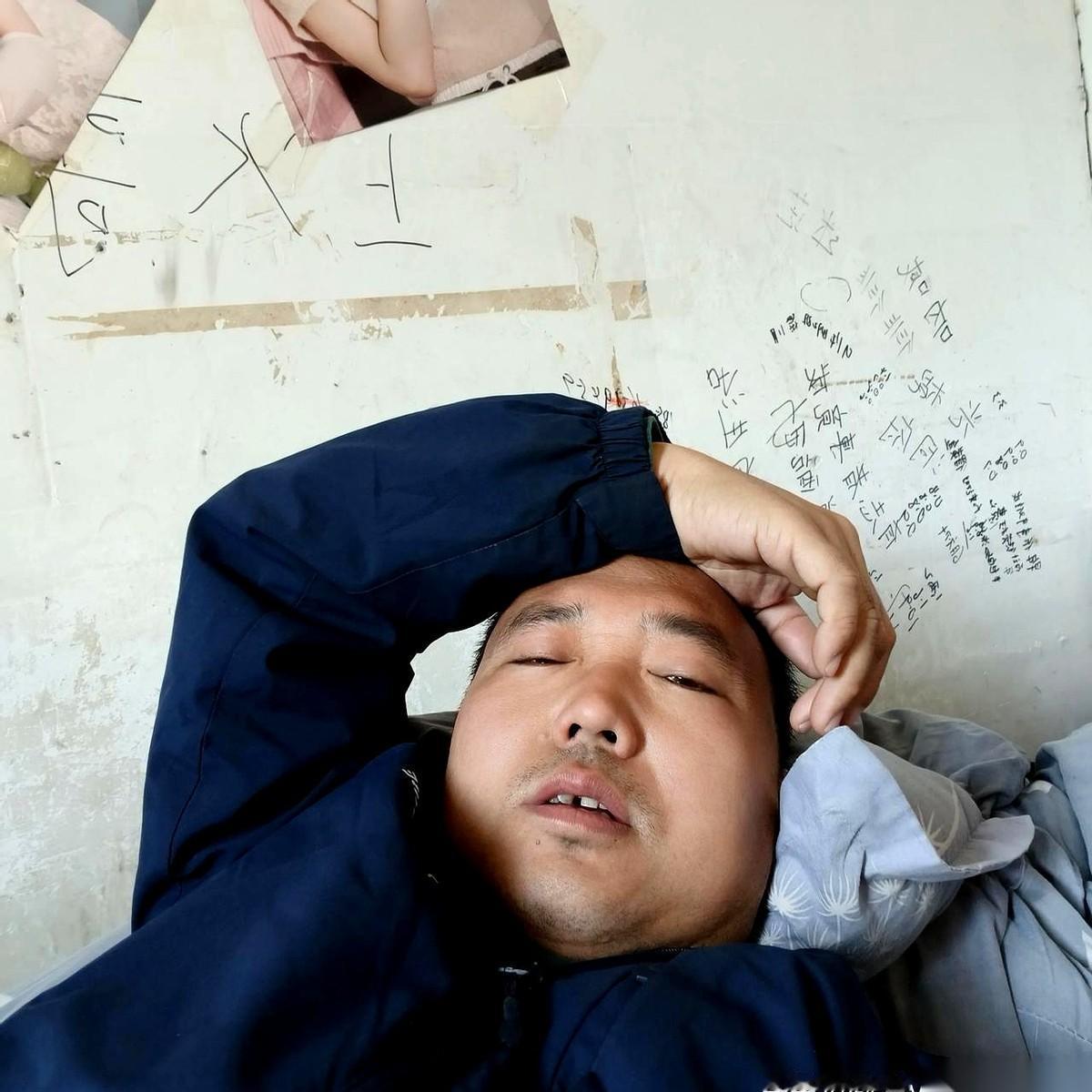 刷到那些晒娃晒老婆的，我有时候都替他们累。真的。房贷车贷压着，孩子补习班的账