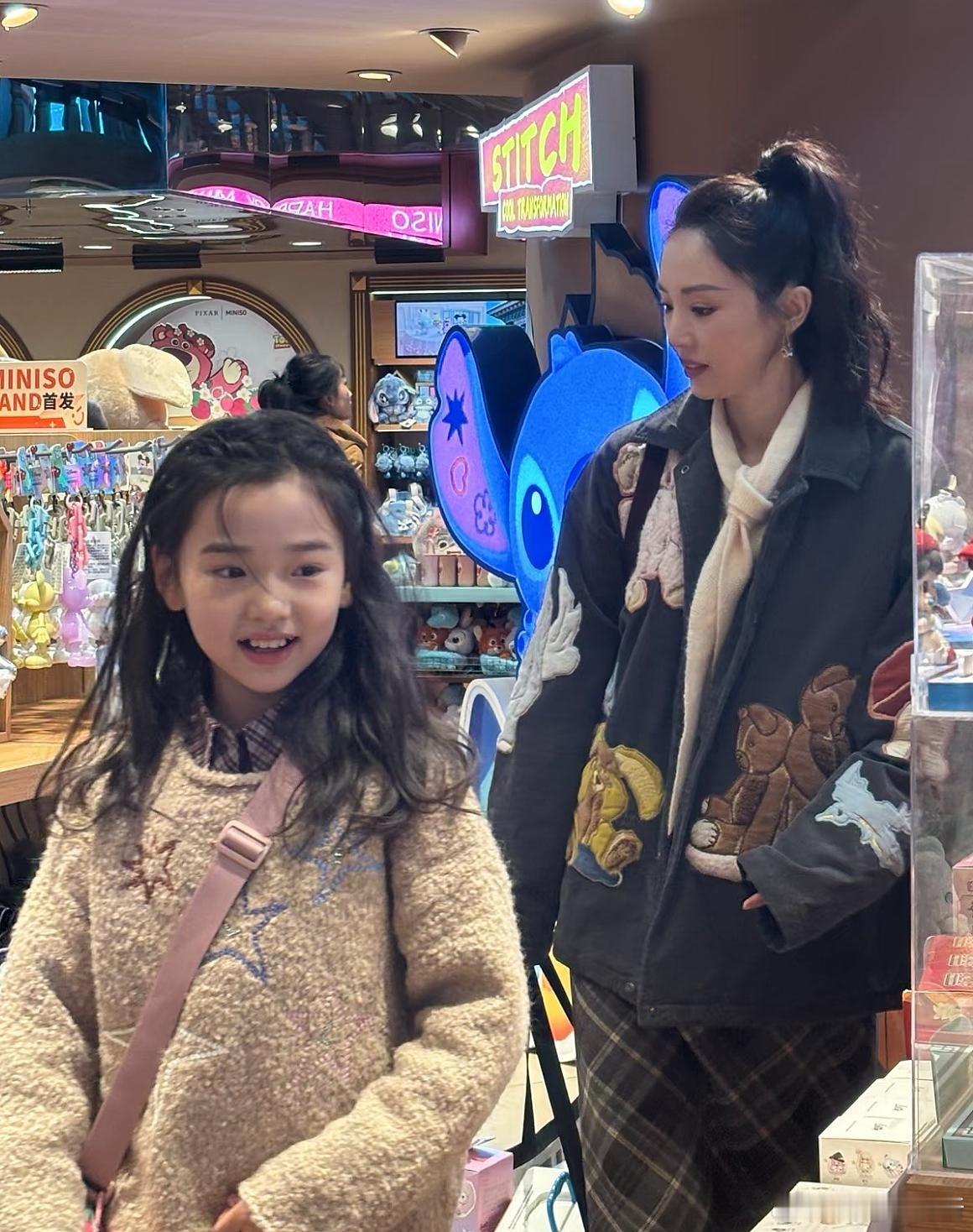 网友偶遇小酒窝和董璇，今天打扮得好漂亮。董璇带着女儿小酒窝出来逛逛，看到玩具又走