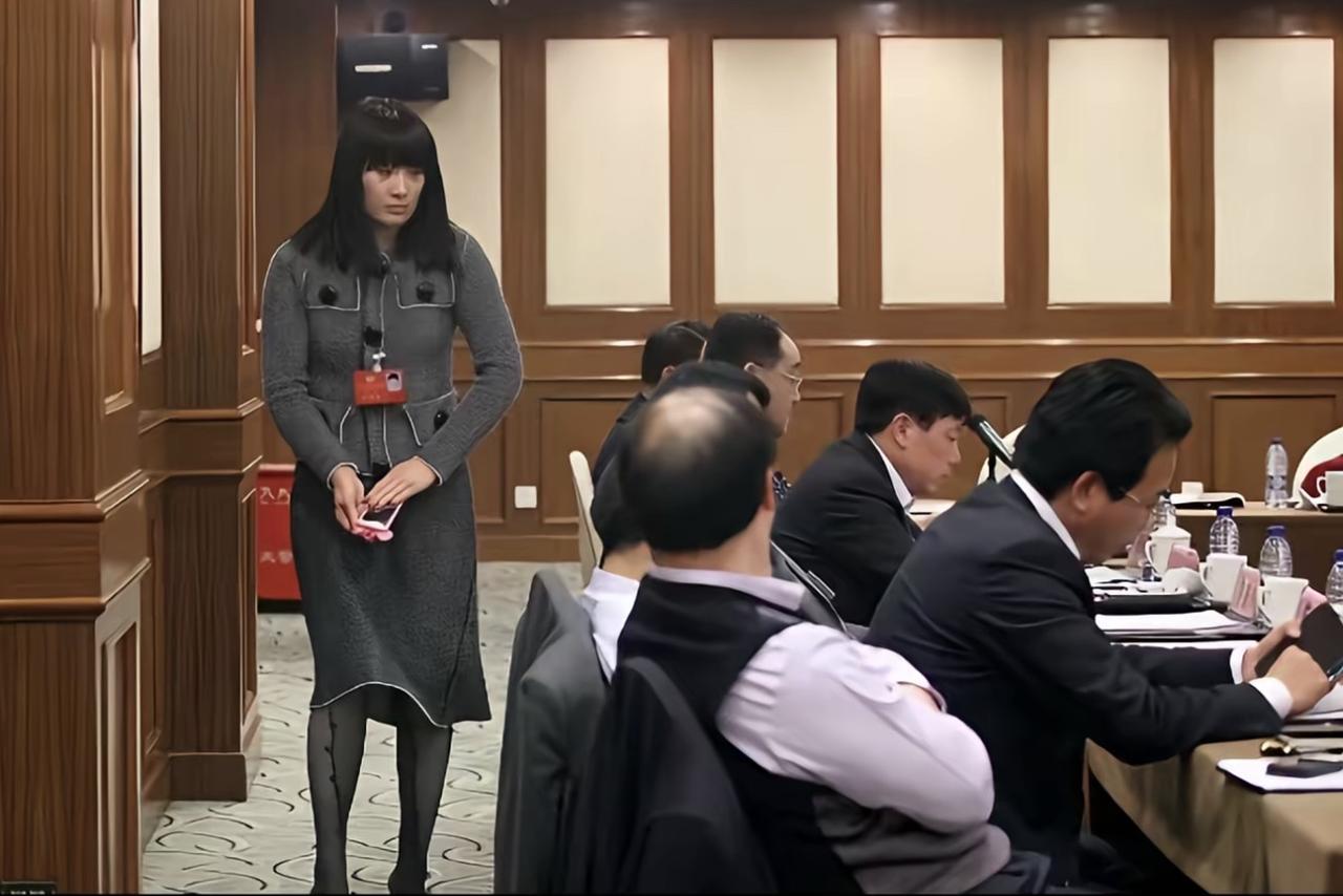 当年，宗馥莉参加公司会议，走进来的画面，才20多岁的她，看上去还不是很自信的样子
