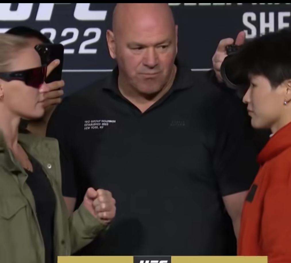 白大拿终于甩出了自己在UFC的王炸，当草量级六冠王张伟丽对视蝇量级十冠王舍甫琴科