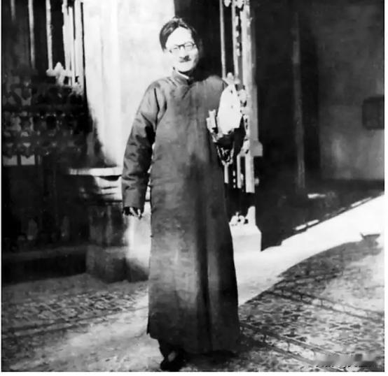 1917年，刘文典到北大教书。一天，辜鸿铭问他：“你教什么课？”“汉魏文学。”刘
