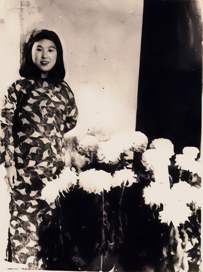 1961年的一天，溥仪在植物园劳作的时候。一个人跑来说：“有个长春来的女同志找你